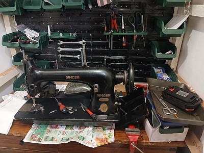 Owerlock varrógép tisztítás, olajozás előtt javításhoz szétszerelve.