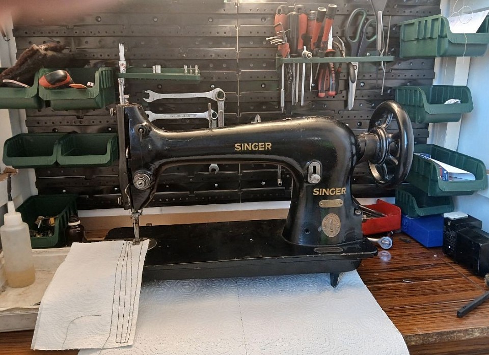 100-éves Singer nehézárú gép újratöltve.